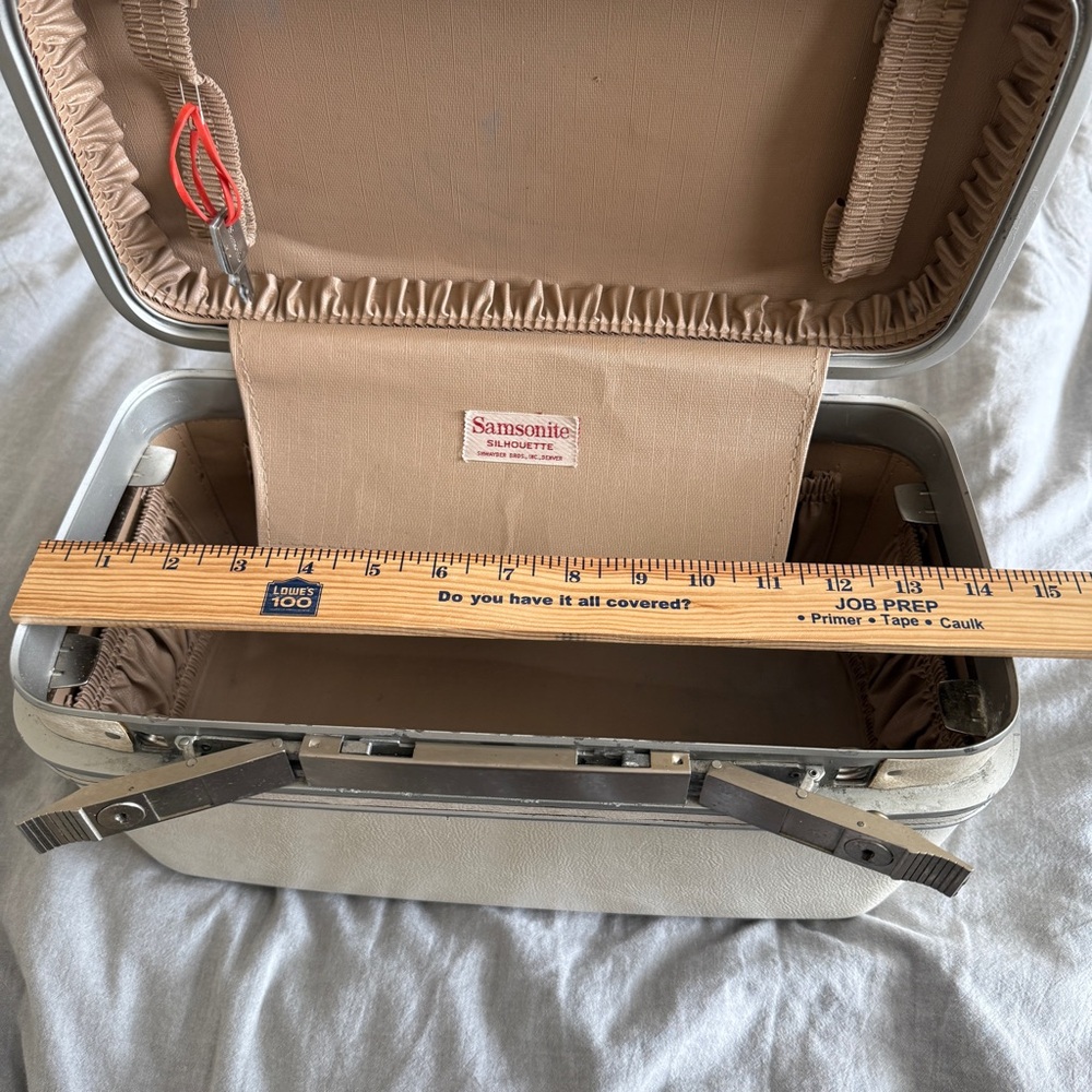 Vintage Samsonite Silhouette Train Case Cream Color w/Keys (8.5"H x 14.5"L x7"W) - Picture 5 of 15